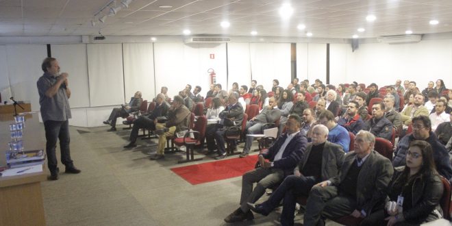 público lota auditório da Faculdade Mario Schenberg durante a palestra de João Batista Rodrigues da Silva