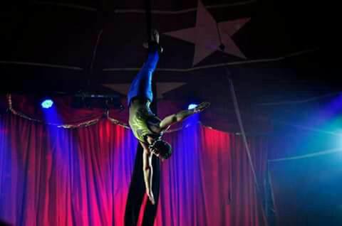 um artista circense faz acrobacias no the black circus