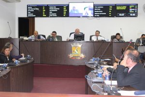 vereadores de carapicuíba reunidos na câmara