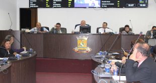 vereadores de carapicuíba reunidos na câmara