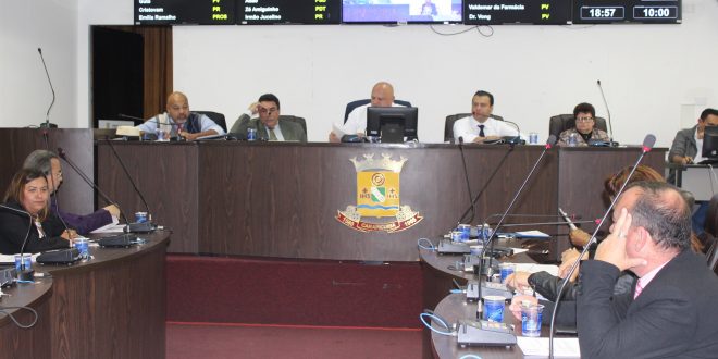 vereadores de carapicuíba reunidos na câmara