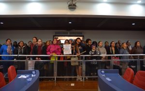 Servidores lotam a plateia da câmara de Cotia