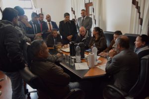 servidores e vereadores reunidos em sala de reuniões da câmara