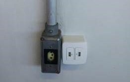 uma tomada com entradas usb ao lado