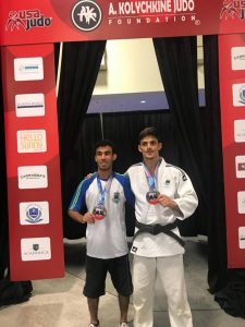 judocas cotianos exibem medalhas do US Open Judo Championships