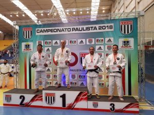 judocas cotianos no pódio do Campeonato paulista de judo