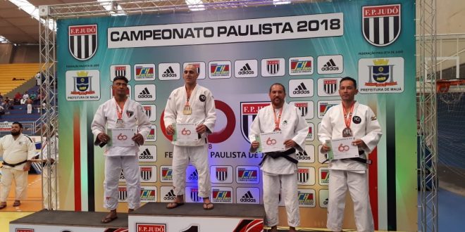 judocas cotianos no pódio do Campeonato paulista de judo
