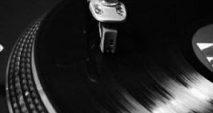 close de um vinil tocando em um toca discos