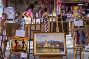 quadros expostos na feira de artes de cotia