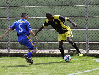 dois jogadores disputam uma bola em partida de futebol em Embu das Artes