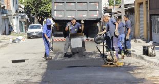 homens trabalhando em tapa-buraco em rua de carapicuíba