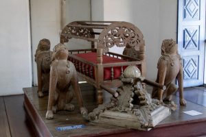 peças de arte sacra dispostas em mesa
