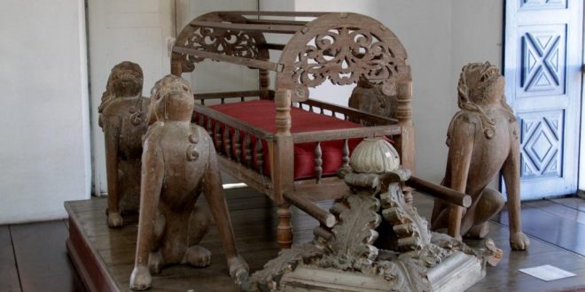 peças de arte sacra dispostas em mesa