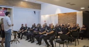 guardas civis de cotia lotam um pequenoe auditório para acompanhar palestra