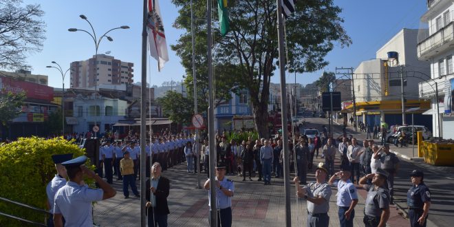 pessoas carregando bandeiras no 7 de setembro