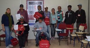 membros da frente de trabalho posam para foto