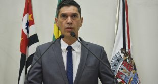 guto guto issa discursando na tribuna da câmara de são roque