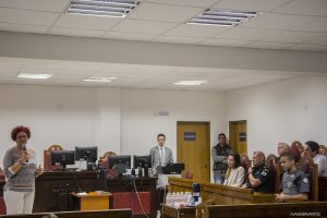 Ângela maluf discursa no fórum; ricardo navarro e tuca miramontes podem ser vistos na plateia