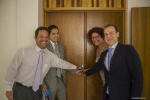 ângela Maluf, Ricardo Navarro e duas outras autoridades apertam as mãos diante da entrada do anexo