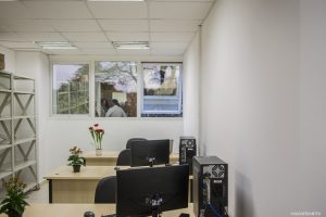 interior do anexo, com mesas com computadores