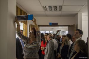 ângela maluf instala placa identificando a sala do anexo