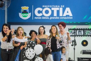 Mara Franco discursando no 1º Baile da Terceira Idade