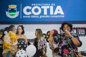 mulher discursando no 1º Baile da Terceira Idade