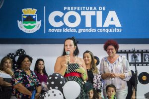 mulher discursando no 1º Baile da Terceira Idade