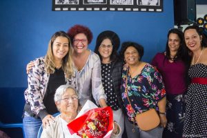 Mara Franco, Ângela Maluf e outras mulheres posam para foto no 1º Baile da Terceira Idade