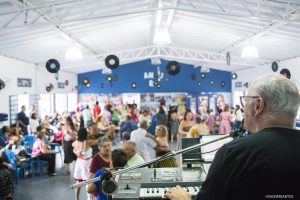 tecladista se apresentando no 1º Baile da Terceira Idade