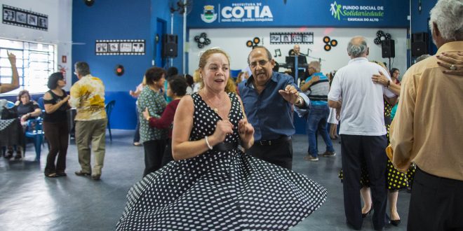 idosos dançando no 1º Baile da Terceira Idade