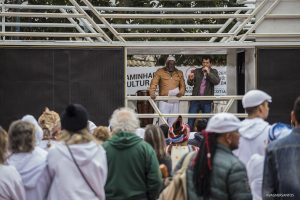 o diretor do departamento de cultura Gilmar de Almeira discursa na 1ª Caminhada pela Cultura de Paz