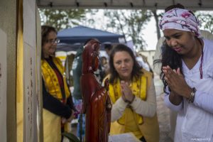 pessoas fazem referência religiosa na 1ª Caminhada pela Cultura de Paz