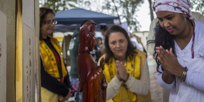 pessoas fazem referência religiosa na 1ª Caminhada pela Cultura de Paz