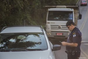 guarda civil de cotia averigua documentação de um motorista em cotia