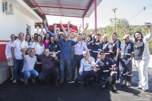 prefeito rogério franco posa com funcionários do SAMU e autoridades