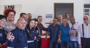 prefeito rogério franco posa com funcionários do SAMU e autoridades