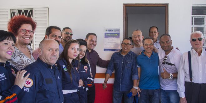 prefeito rogério franco posa com funcionários do SAMU e autoridades