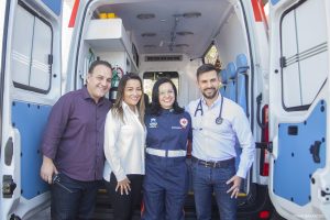 prefeito rogério franco posa com funcionários do SAMU e autoridades