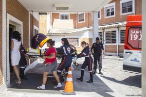 agentes do SAMU simulando um atendimento