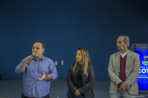Rogério Franco discursando com Mara Franco e Roberto Mastromauro à sua esquerda