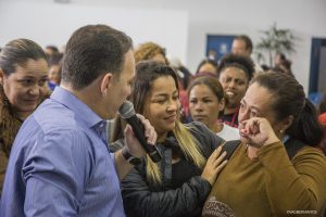 rogério franco e mara franco conversam com beneficiária emocionada