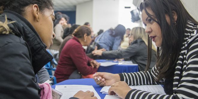servidora fazendo explicações a beneficiária