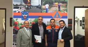 /prefeitos de ibiúna e são roque posam com representantes da defesa civil