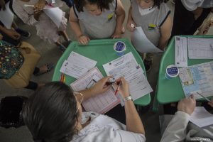 agente tomando nota de participantes do Projeto Cuidar 2018