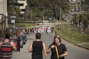 manifestantes caminhando pela marginal do shopping