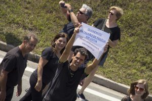 manifestante exibe cartaz escrito 'queremos! batalhão de polícia em cotia mais segurança urgente!'