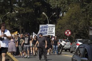 manifestantes caminham pelo viatudo william ortiz