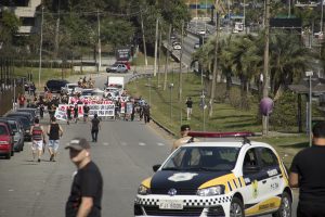 manifestantes caminhando pela marginal do shopping