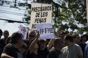 manifestantes caminham pelo viaduto william ortiz